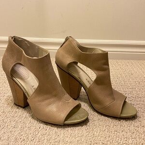 Beige peep toe heel